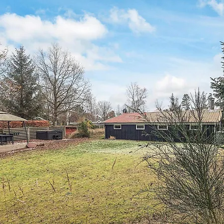 Coastal With A Hot Tub * Hals