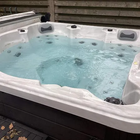 Dom wakacyjny Coastal With A Hot Tub Hals
