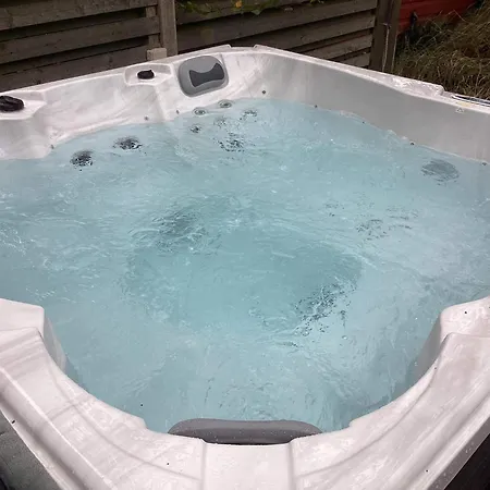 Dom wakacyjny Coastal With A Hot Tub
