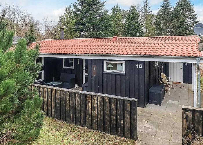 Coastal With A Hot Tub *