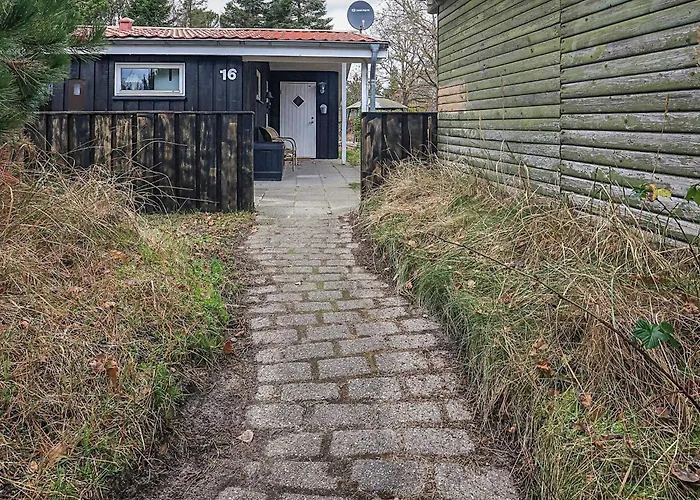 Coastal With A Hot Tub *