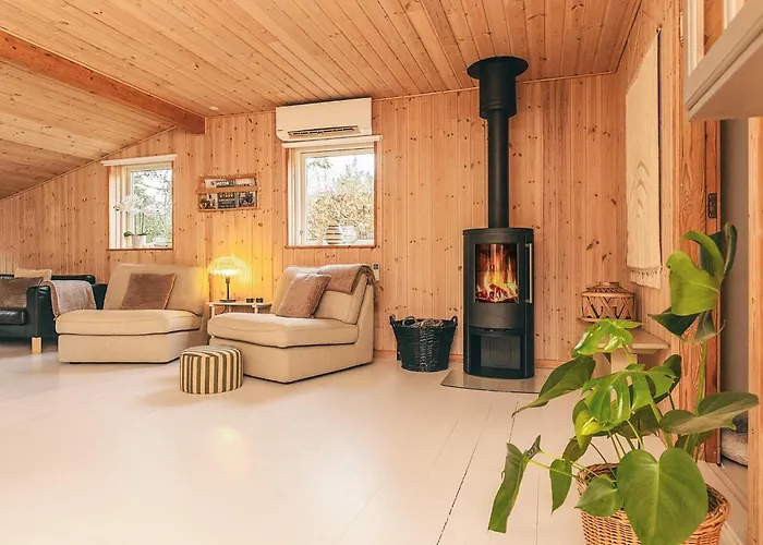 Coastal With A Hot Tub Hals