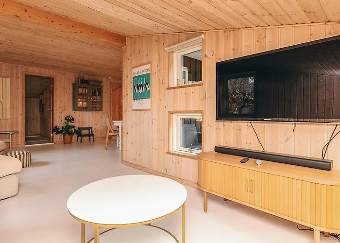 Coastal With A Hot Tub *